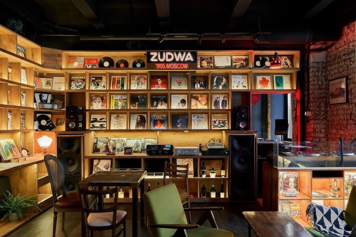 В Столярном переулке открылся бар Zudwa